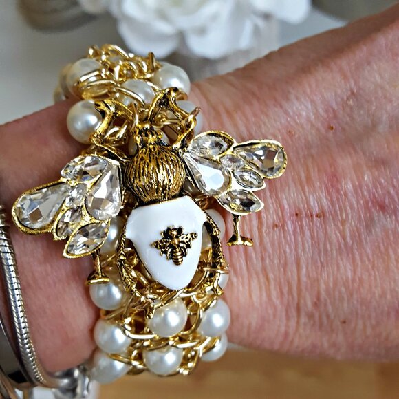 NEW! LUXURY VIBES Queen BEE PEARLS BRACELET - Picture 2 of 7